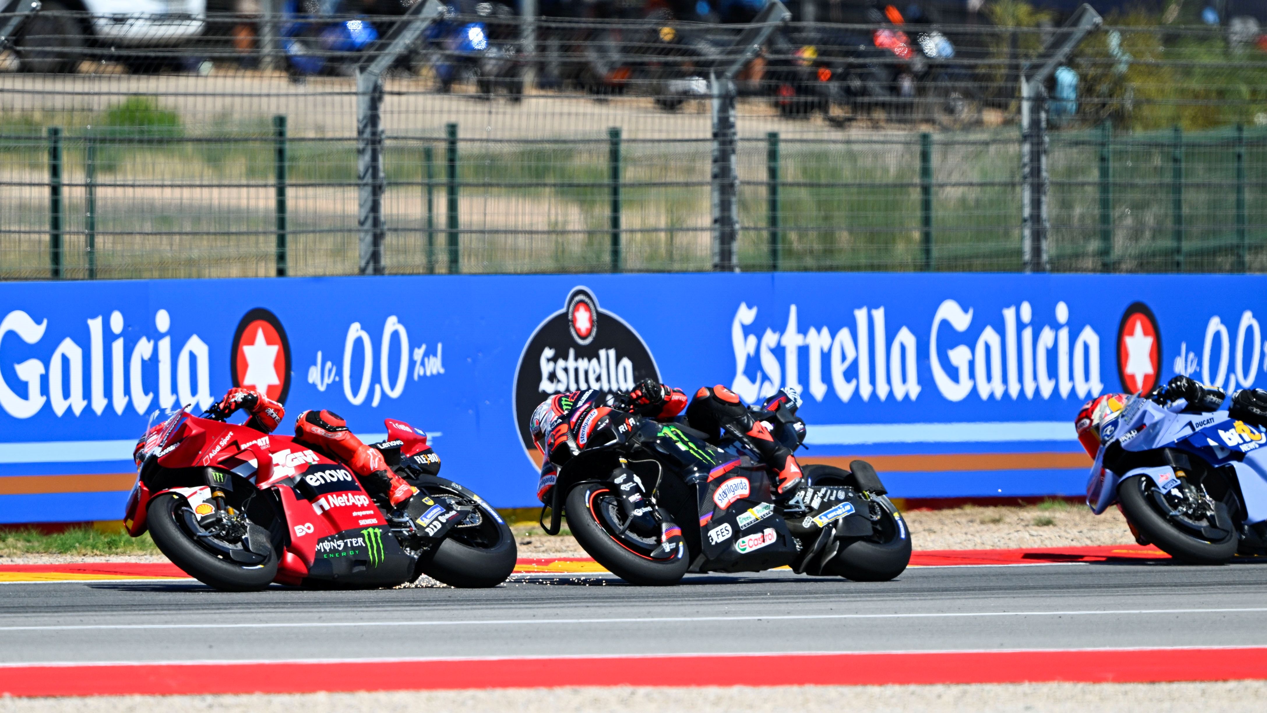 Marc Márquez lidera en la salida ante Marco Bezzecchi y Álex Márquez, MotoGP Aragón 2026