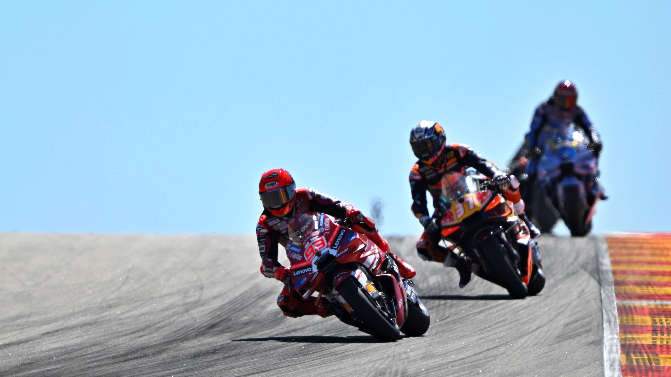 Marc Márquez y Pedro Acosta abren hueco con Álex Márquez, MotoGP Aragón 2026