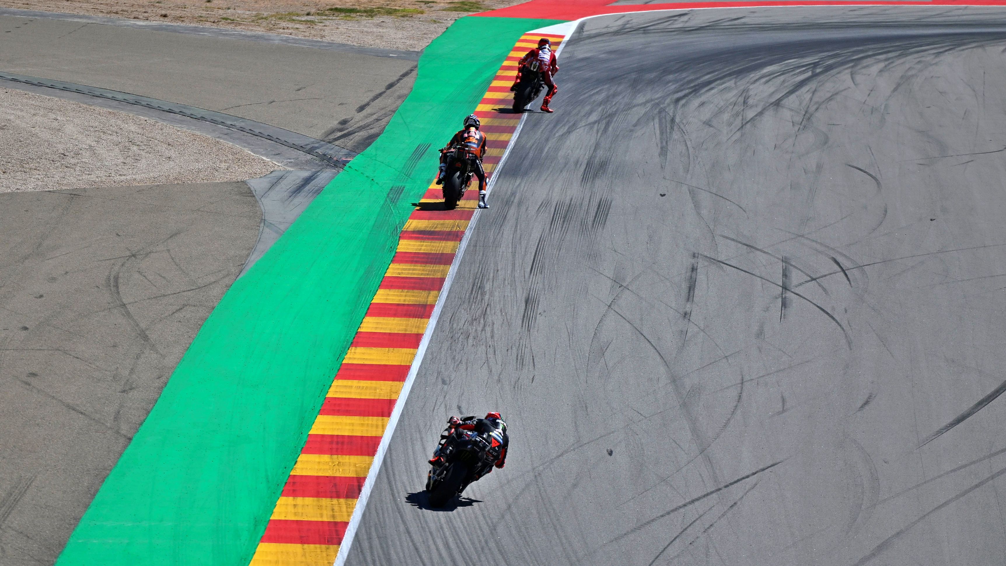 Marco Bezzecchi intenta perseguir a Pedro Acosta y Marc Márquez, MotoGP Aragón 2026