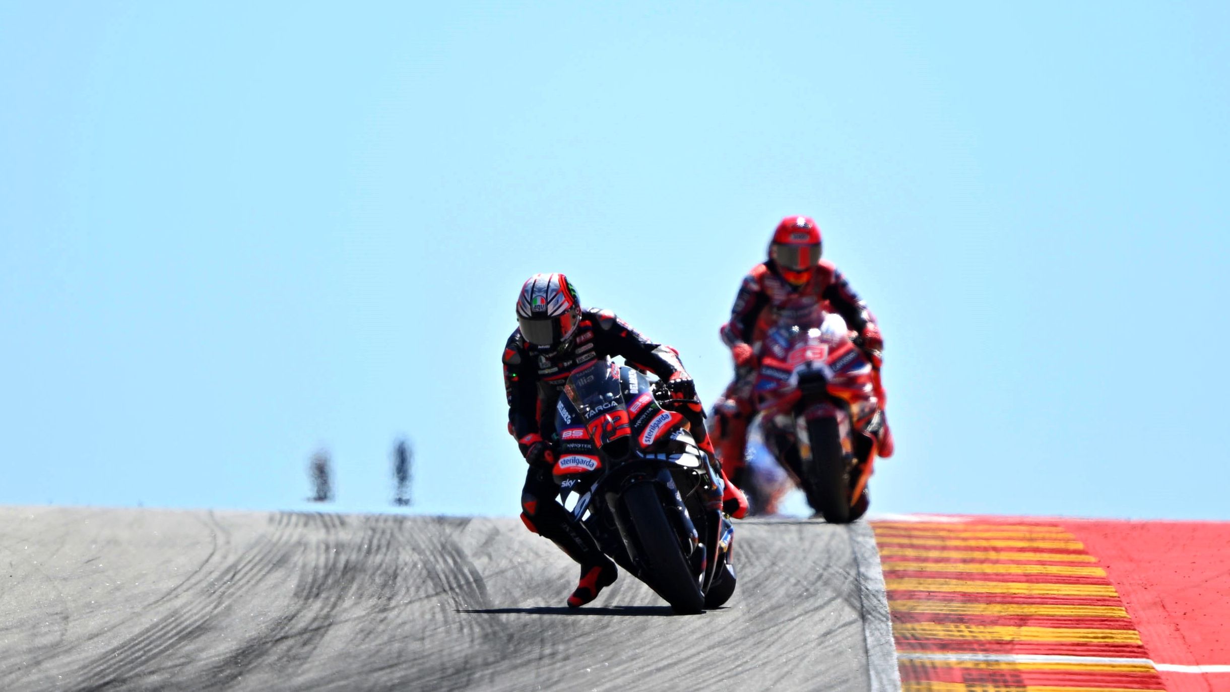 Marco Bezzecchi lidera por delante de Marc Márquez, MotoGP Aragón 2026