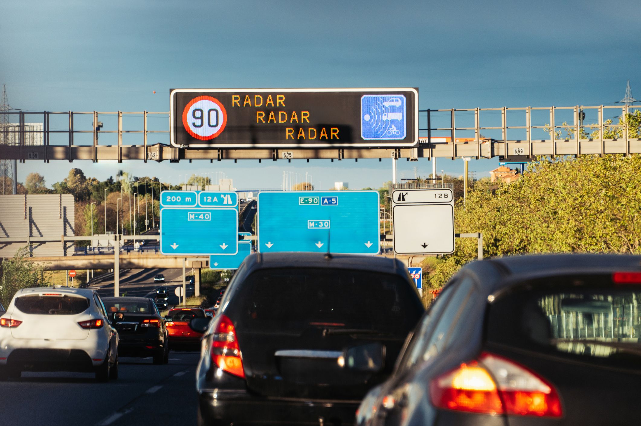 ¿Cuánto puedes superar el límite de velocidad antes de que un radar te multe? (Foto: iStock)