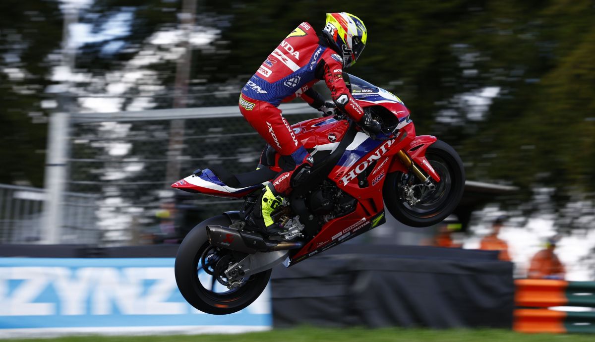 Ryan Vickers volando hacia la victoria en Cadwell Park