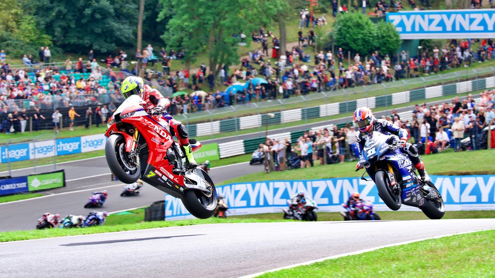 Ryan Vickers y Rory Skinner han ganado las carreras del BSB 2026 en Cadwell Park