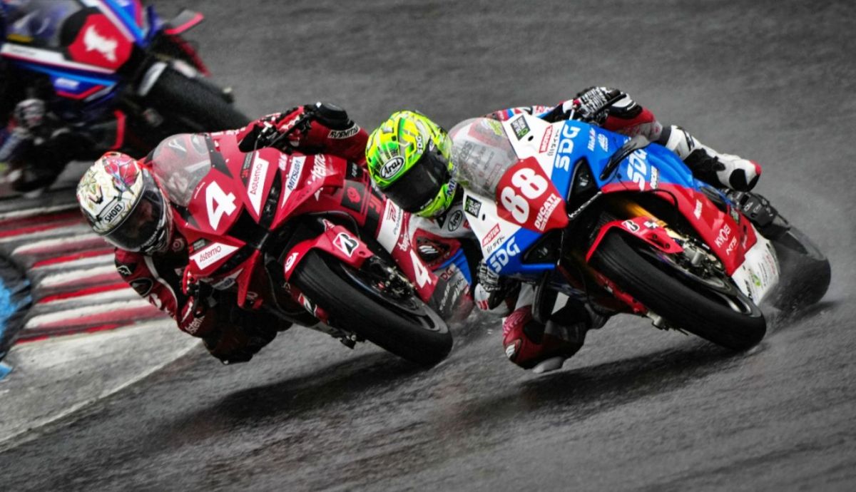 Ryo Mizuno y Kohta Nozane sobre el asfalto mojado en la primera carrera