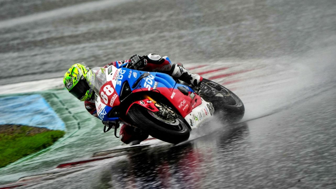 Ryo Mizuno acaricia el título del All Japan Superbike 2026 tras exhibirse en Motegi