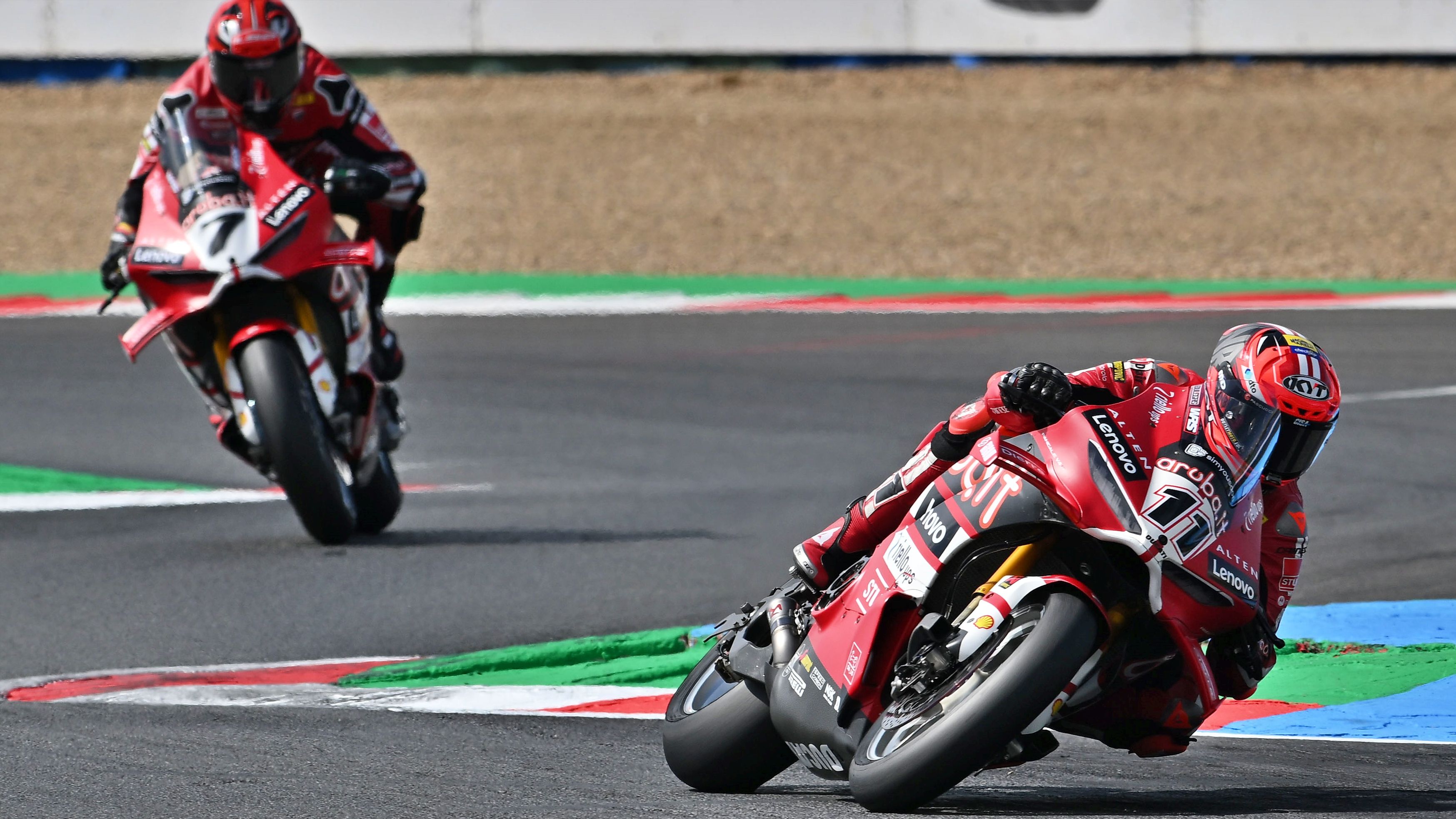 Nicolò Bulega ha completado el triplete en Magny Cours ante Iker Lecuona