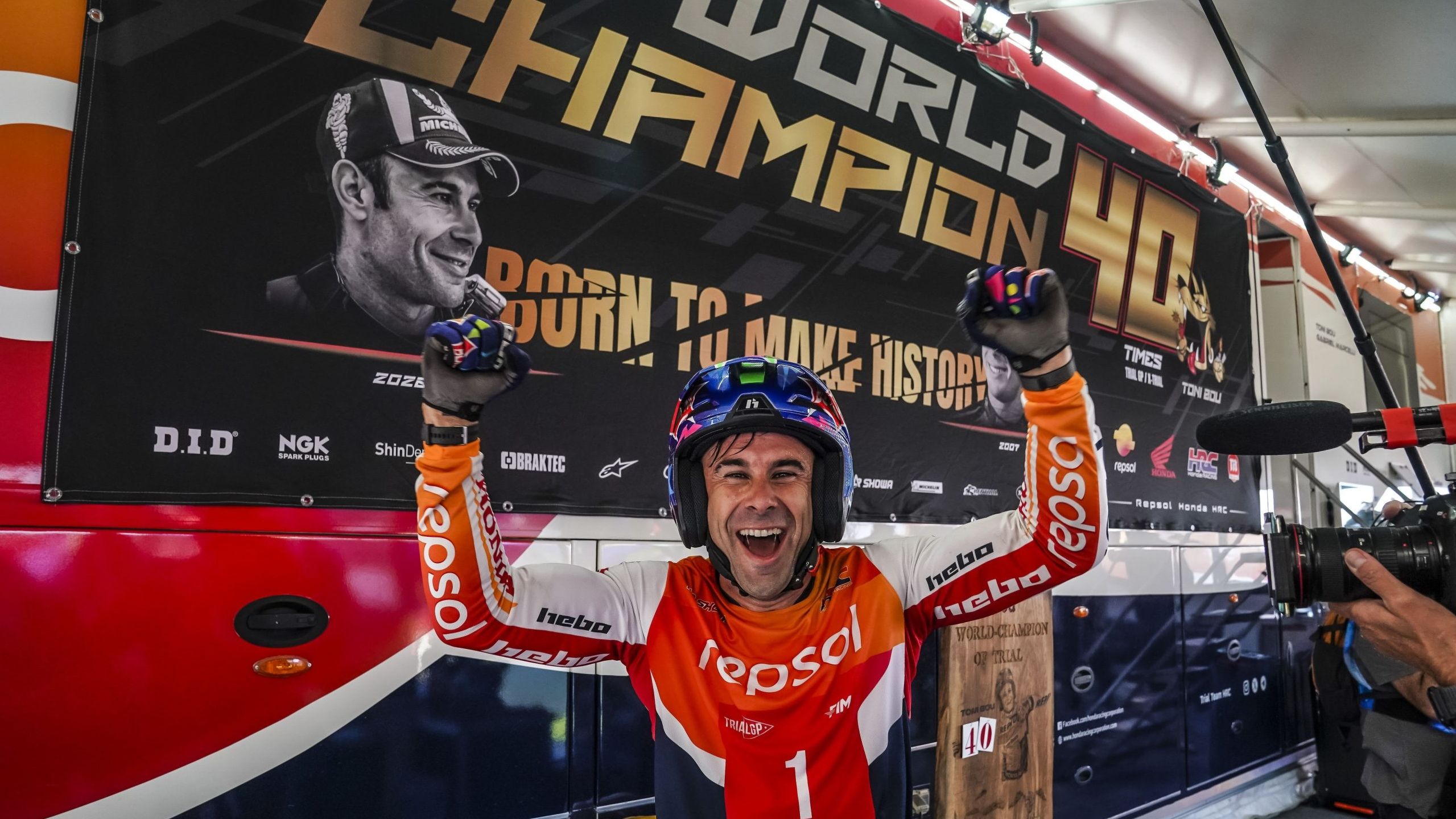 Toni Bou celebra su cuadragésimo título mundial