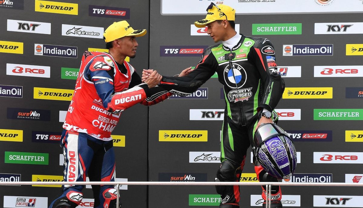 El campeón Hafizh Syahrin y el ganador Kaito Toba se felicitan en el podio