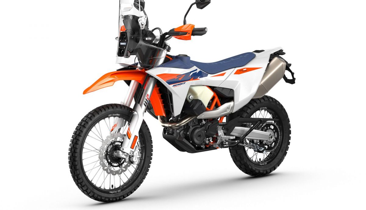 766534 MY27 KTM 690 Rally 45 front left EUROPE GLOBAL STUDIO