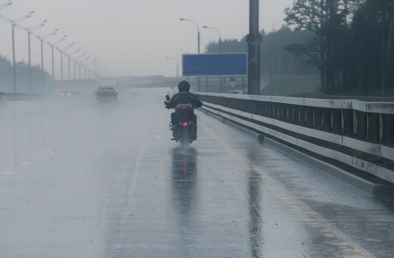 La AEMET activa avisos por lluvias y tormentas: las zonas donde hoy conviene evitar la moto (Foto: iStock)