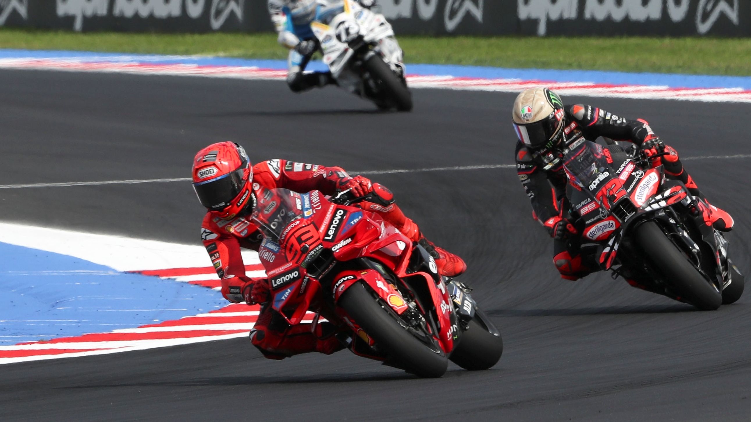 Marc Márquez y Marco Bezzecchi en la carrera de MotoGP del año pasado en Misano