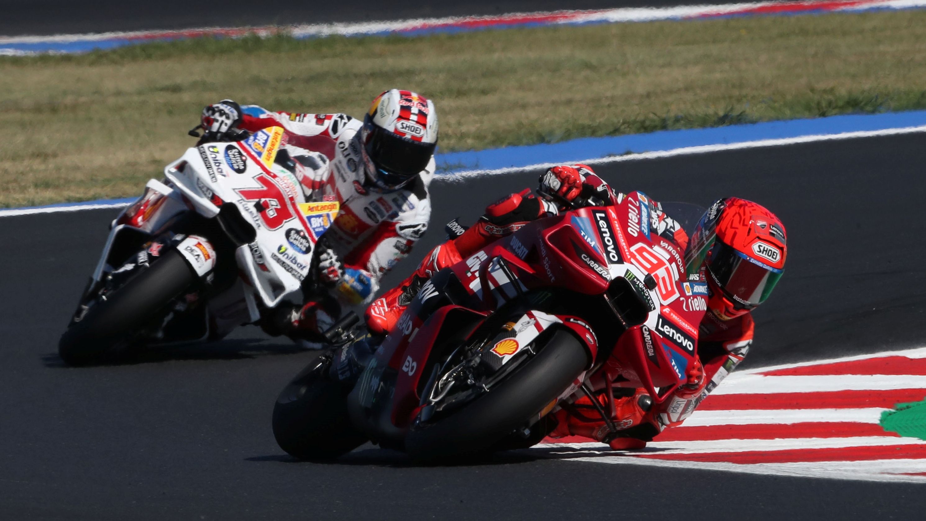 Marc Márquez contiene a Álex Márquez, MotoGP Misano 2026