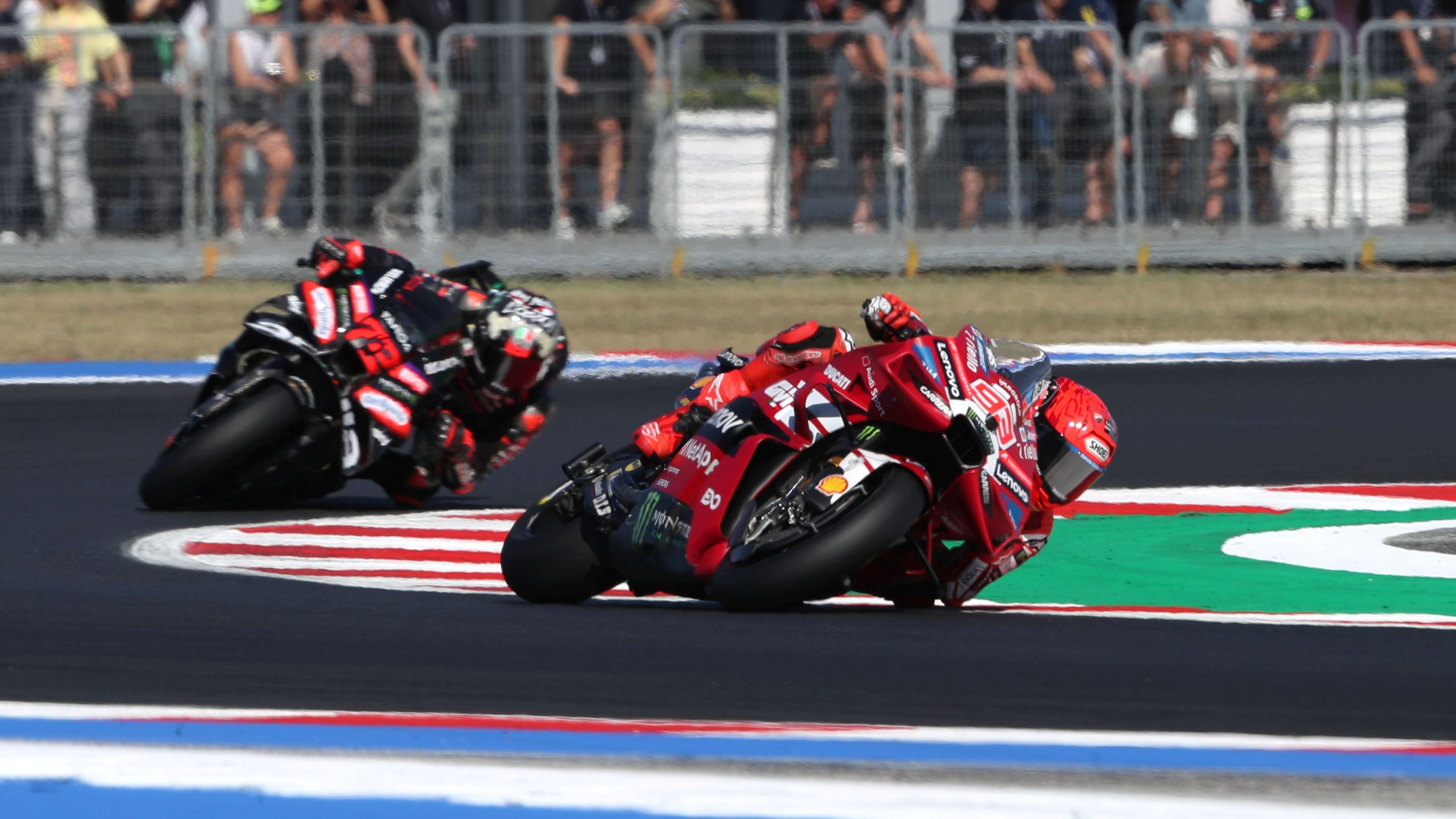 Marc Márquez se va de Marco Bezzecchi en el Sprint, MotoGP Misano 2026