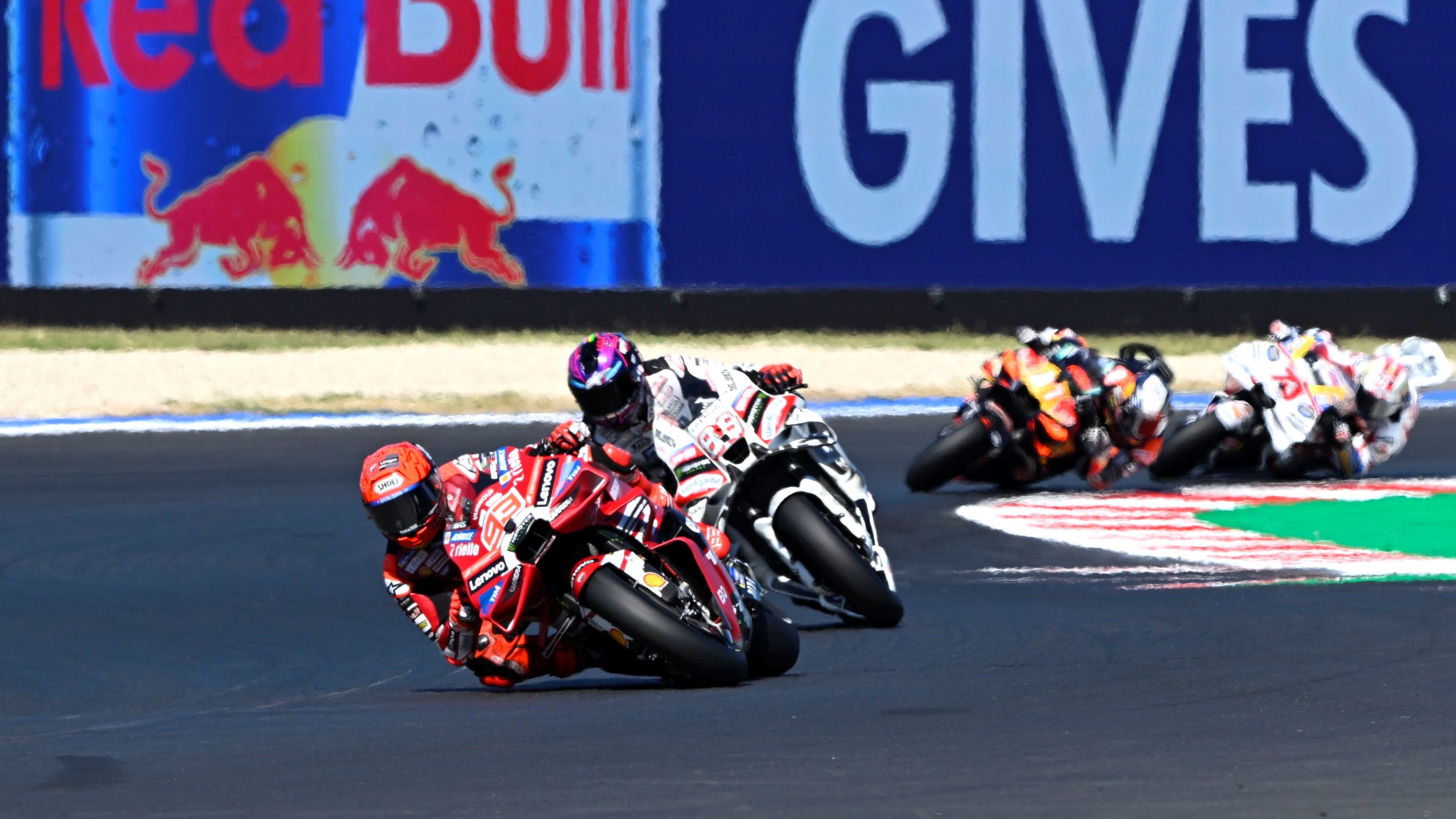 Marc Márquez y Jorge Martín se van de Pedro Acosta y Álex Márquez, MotoGP Misano 2026