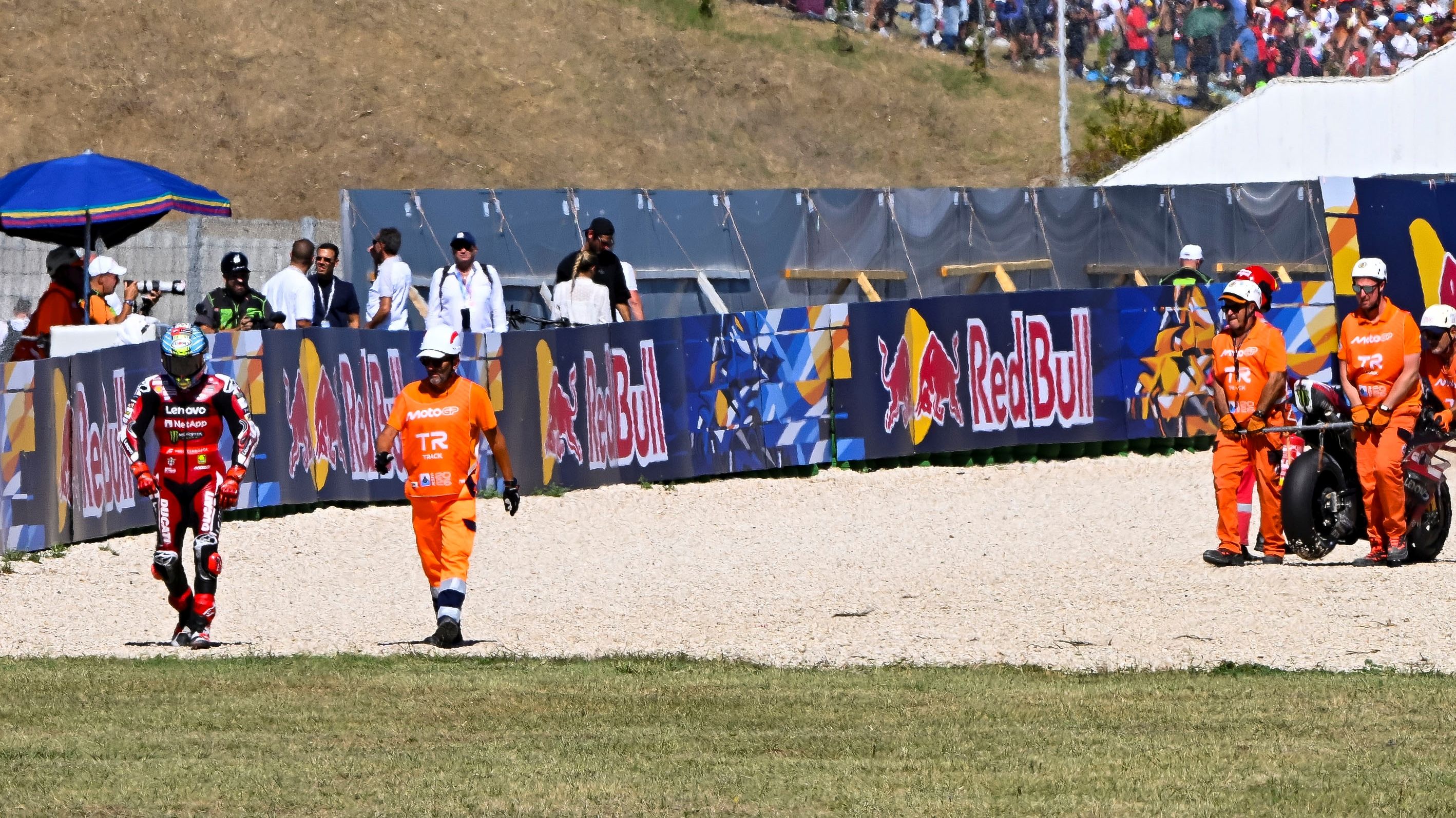 Pecco Bagnaia se va desolado tras volver a caerse, MotoGP Misano 2026 Pecco Bagnaia se va desolado tras volver a caerse, MotoGP Misano 2026