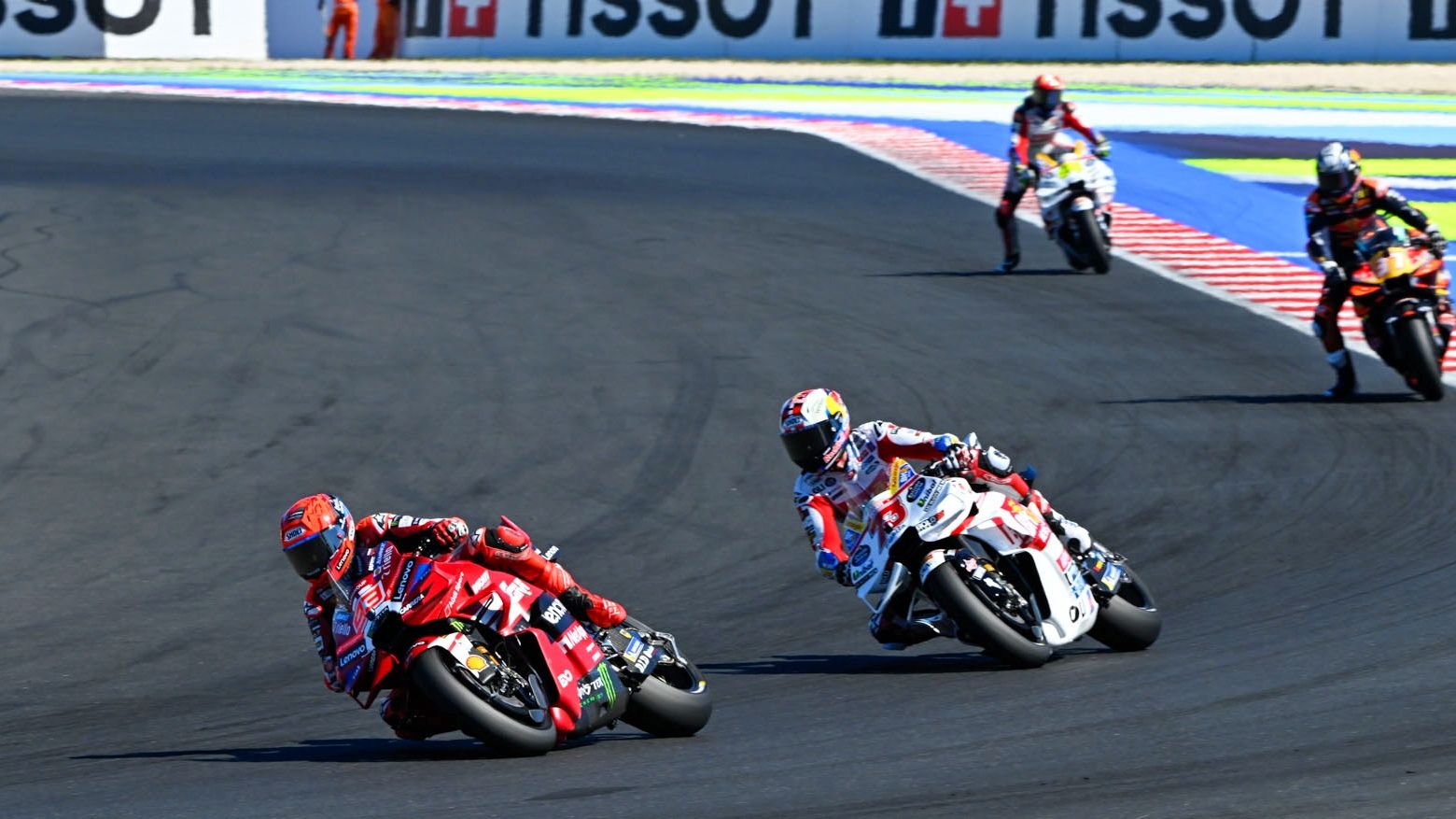 Marc Márquez sumó en Misano su quinta victoria de MotoGP 2026 y Álex Márquez volvió al podio