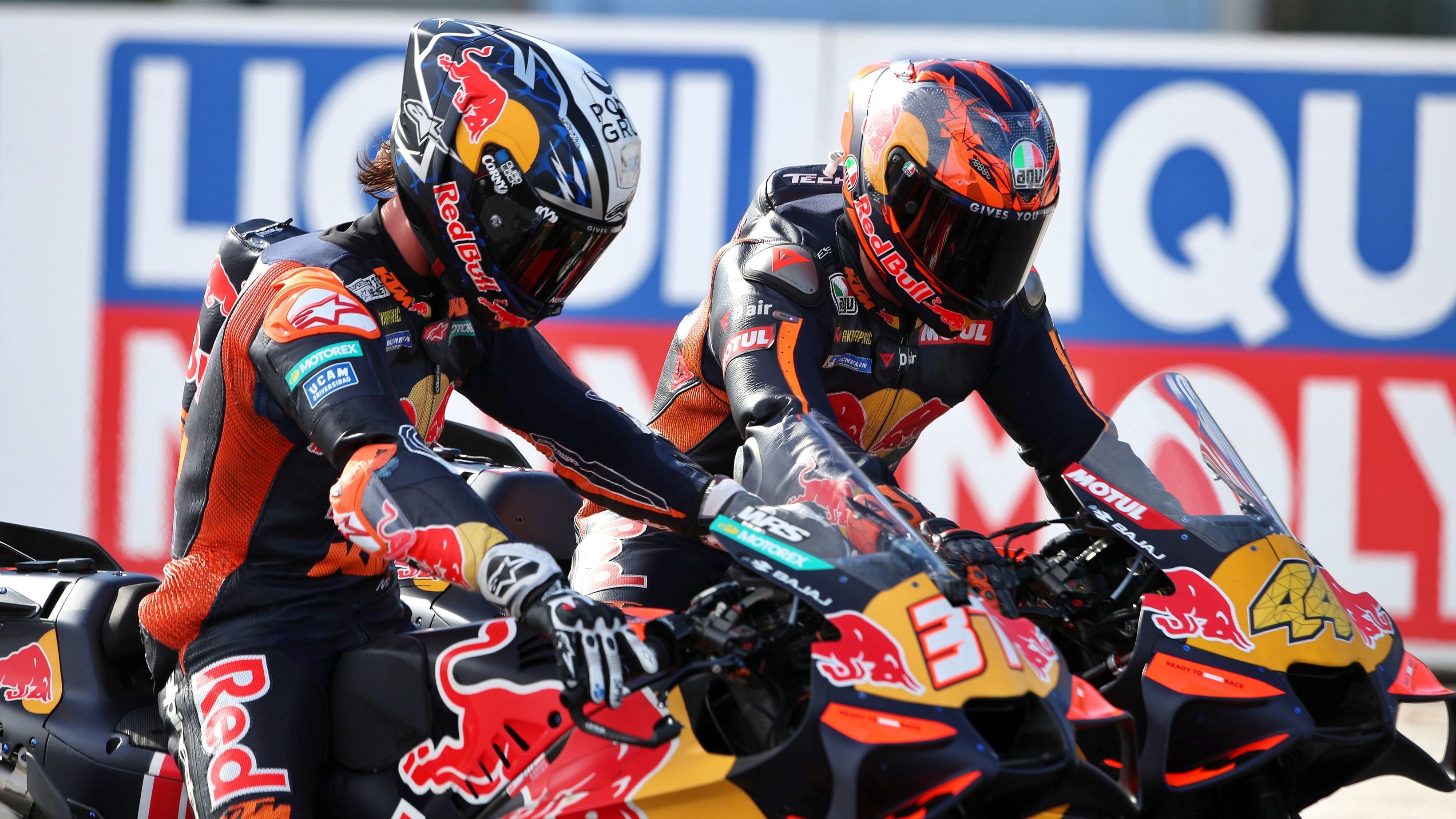 Pol Espargaró junto a Pedro Acosta durante el GP de San Marino 2026