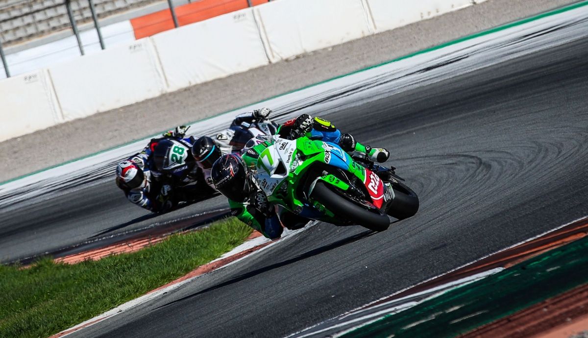 Álvaro Fuertes acaricia el título de Sportbike tras un doblete