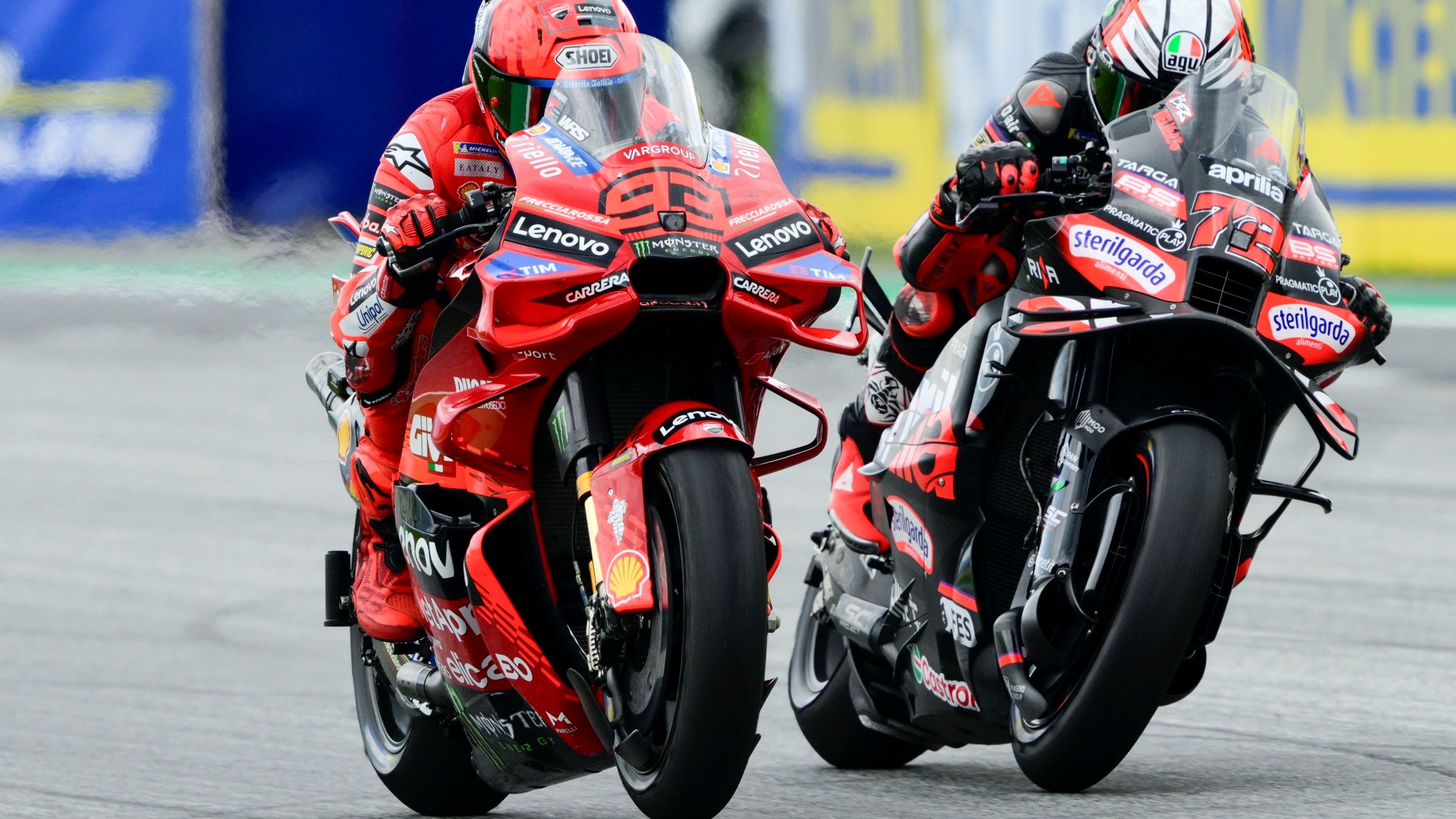 Marc Márquez y Marco Bezzecchi en la carrera de MotoGP del año pasado en Austria