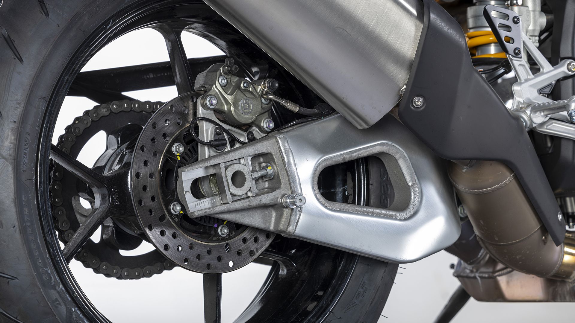 Aprilia Tuono V4 1100 Factory 2026 Detalles (1)