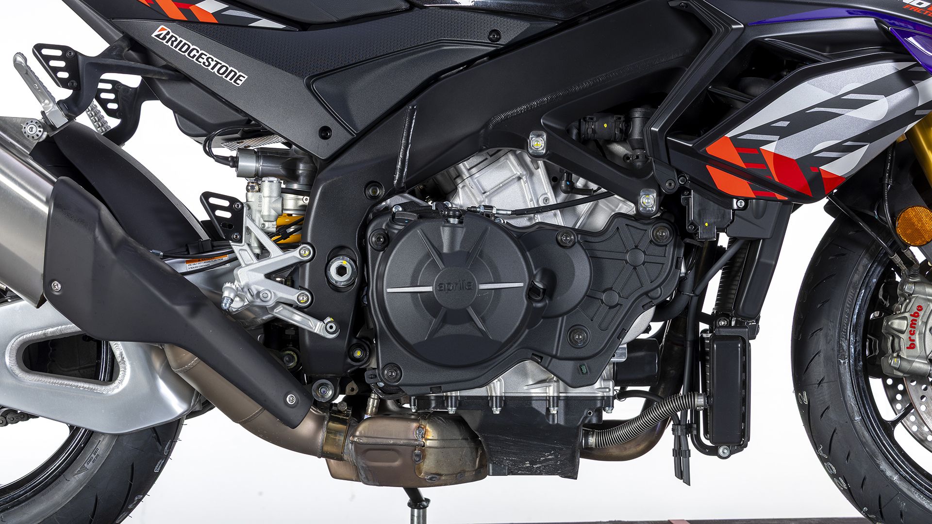 Aprilia Tuono V4 1100 Factory 2026 Detalles (5)