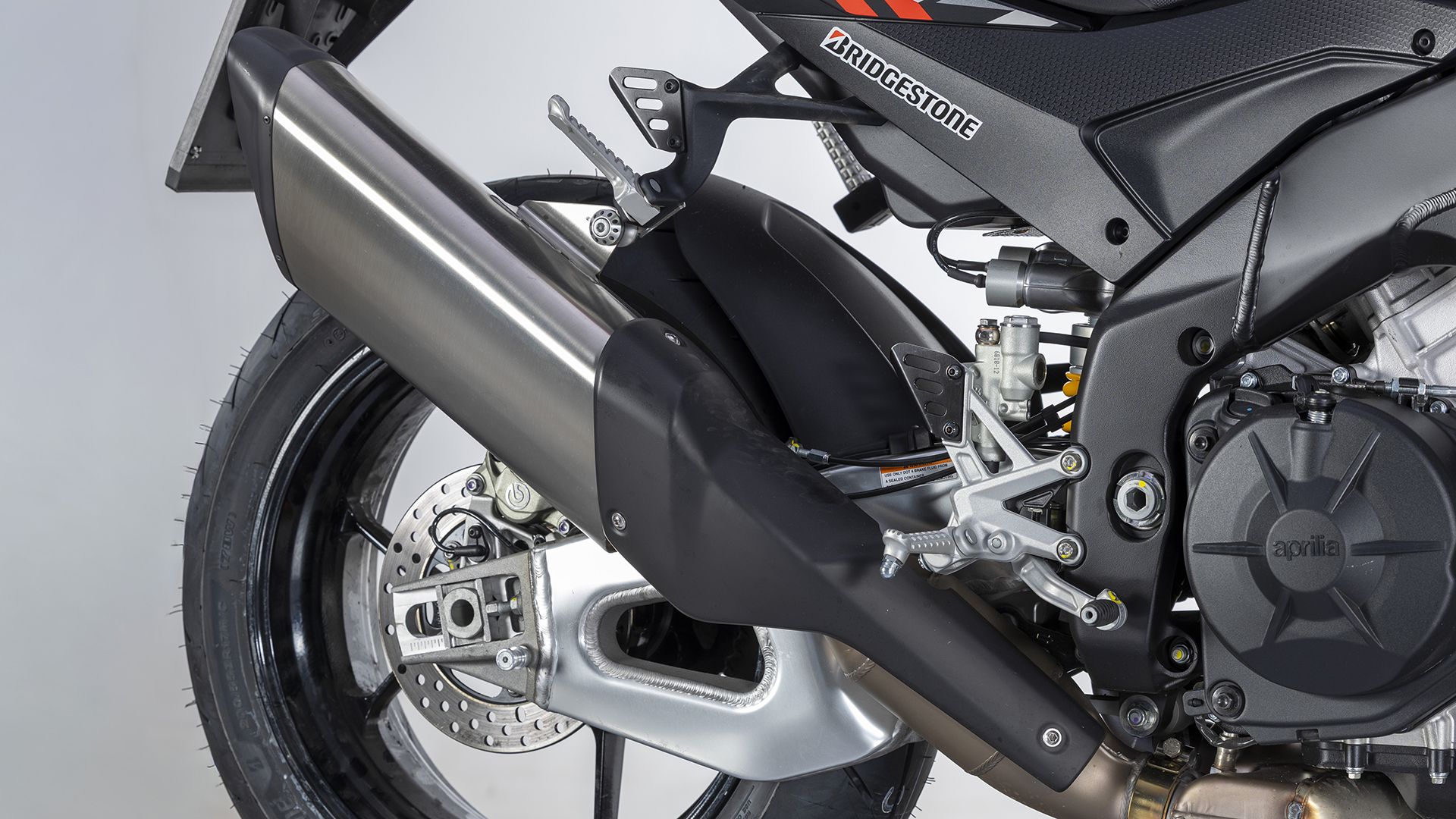 Aprilia Tuono V4 1100 Factory 2026 Detalles (9)