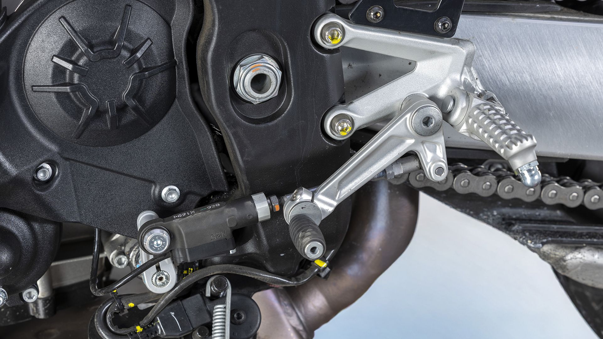 Aprilia Tuono V4 1100 Factory 2026 Detalles (24)