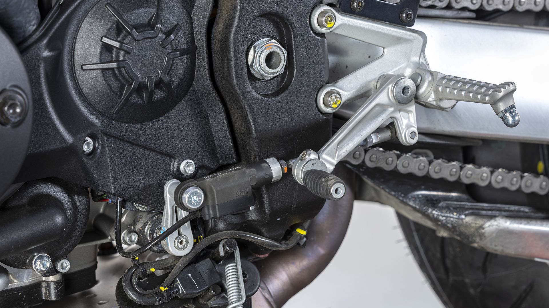 Aprilia Tuono V4 1100 Factory 2026 Detalles (25)