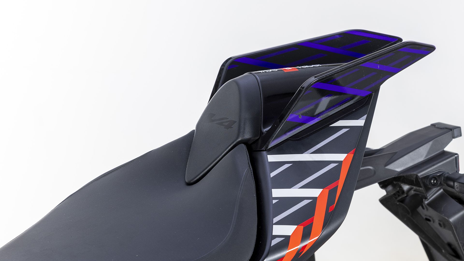 Aprilia Tuono V4 1100 Factory 2026 Detalles (26)