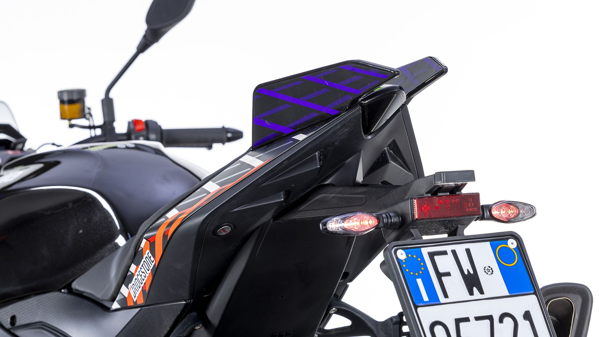 Aprilia Tuono V4 1100 Factory 2026 Detalles (28)