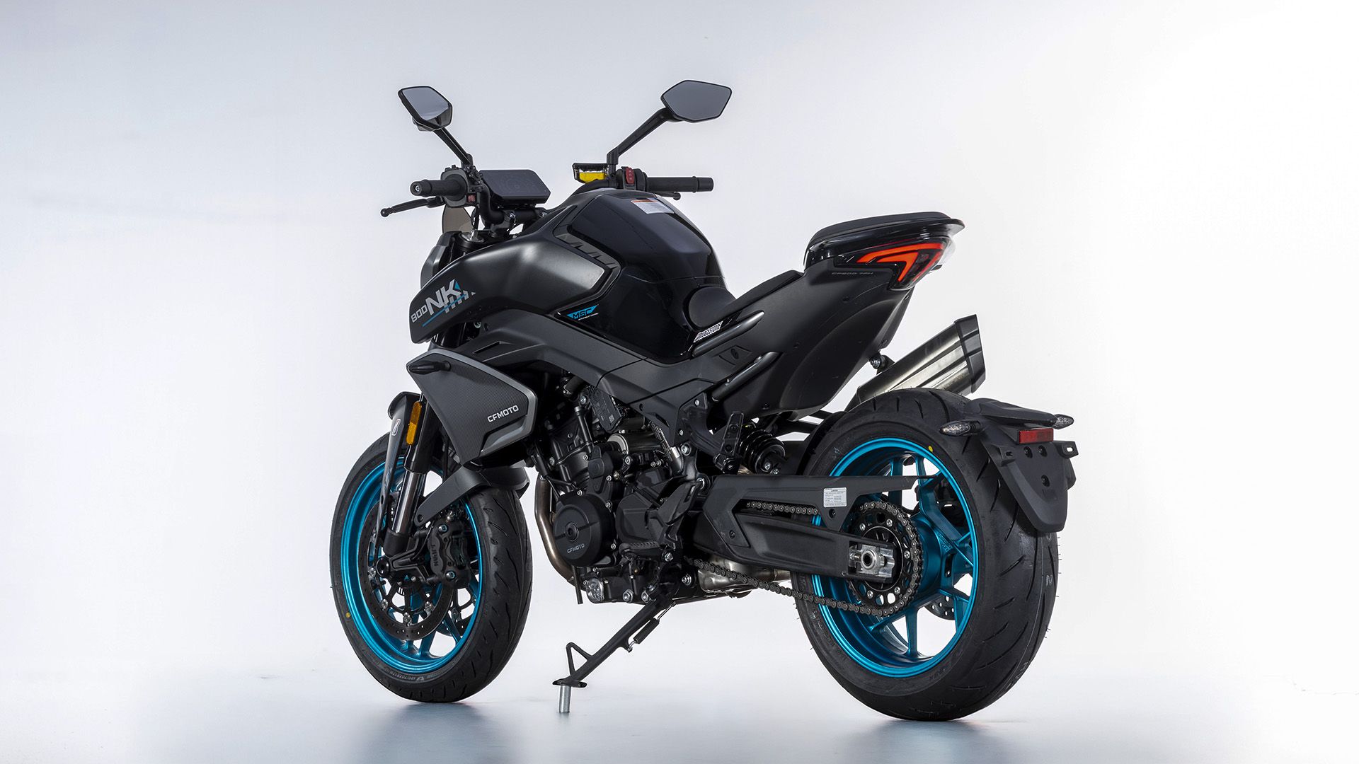 CFMoto 800NK 2026 Estudio (4)