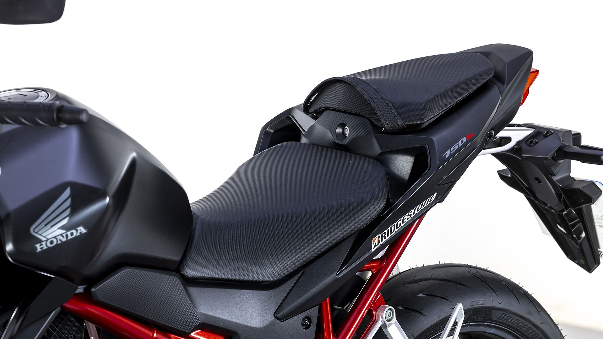Honda CB750 Hornet E Clutch 2026 Detalles (14)