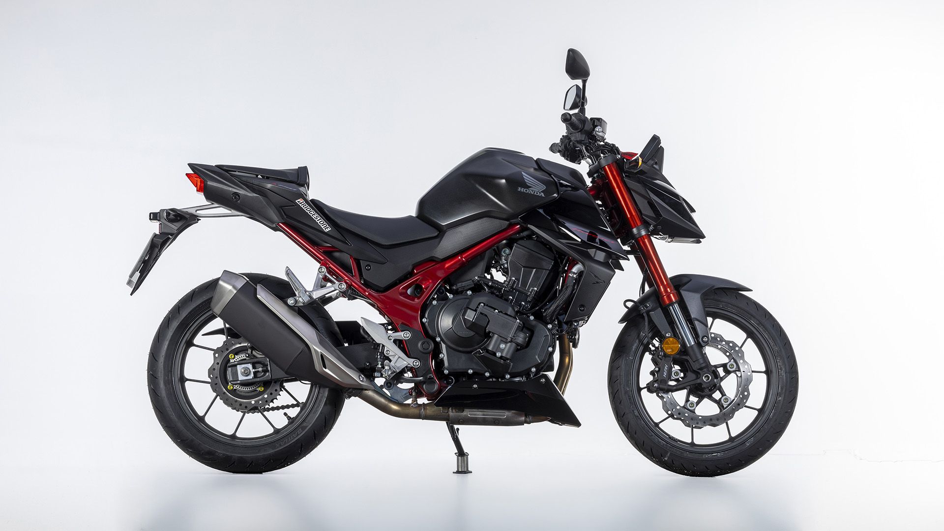 Honda CB750 Hornet E Clutch 2026 Estudio (1)