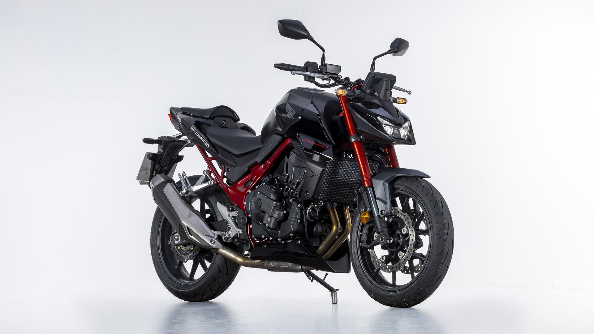 Honda CB750 Hornet E Clutch 2026 Estudio (2)