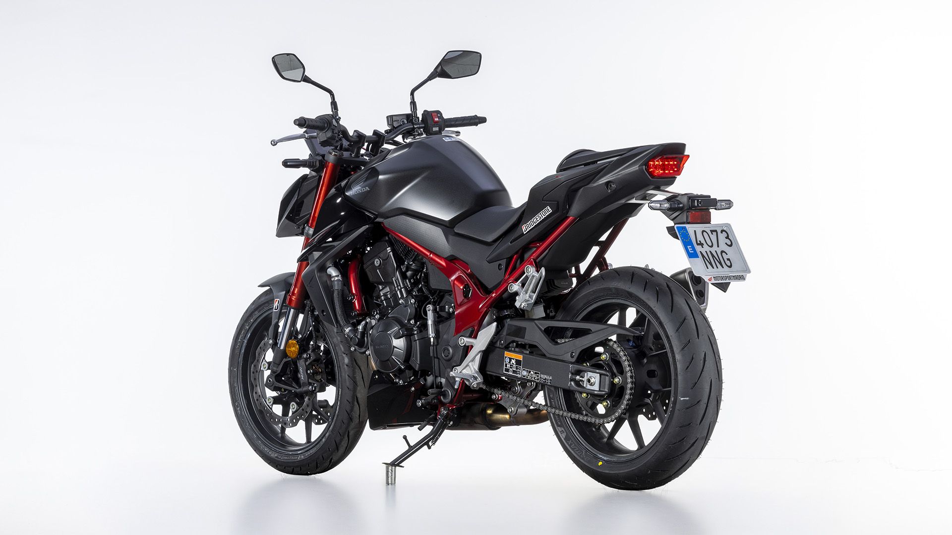 Honda CB750 Hornet E Clutch 2026 Estudio (4)