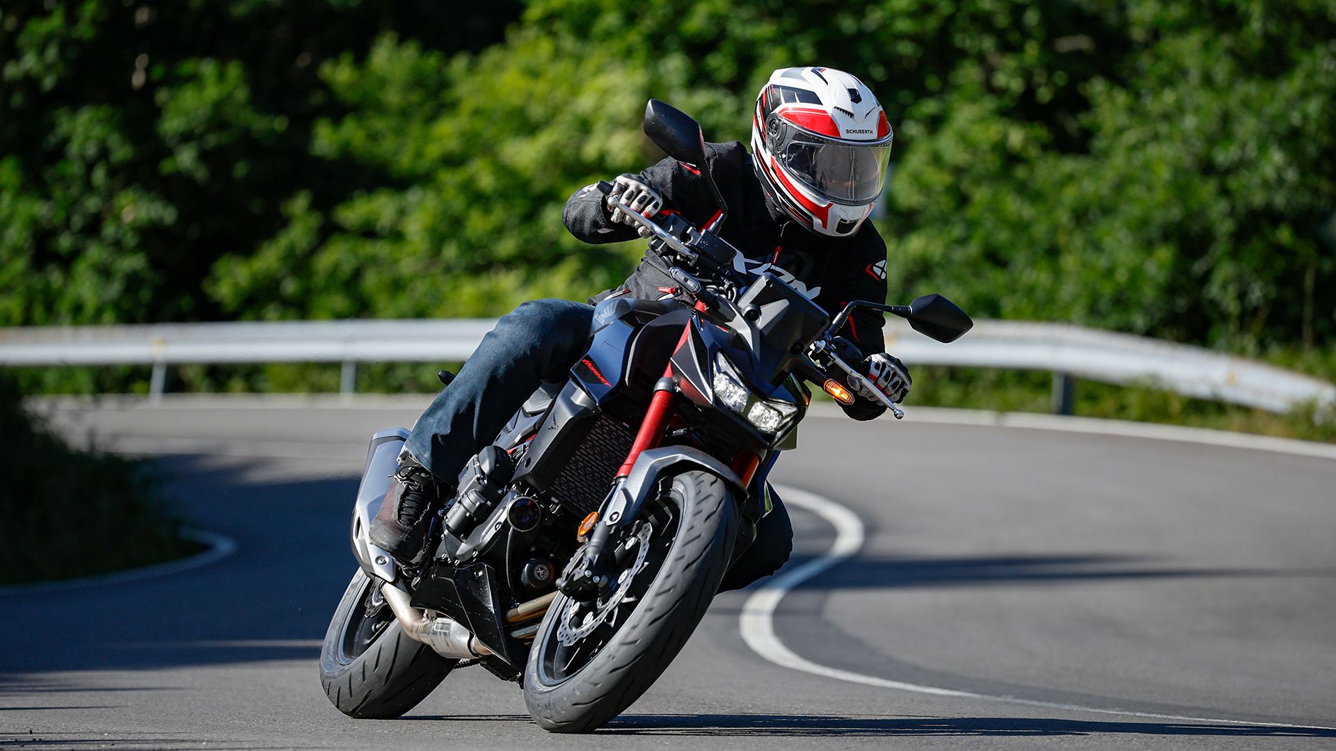 Honda CB750 Hornet E-Clutch en el Master Naked Test
