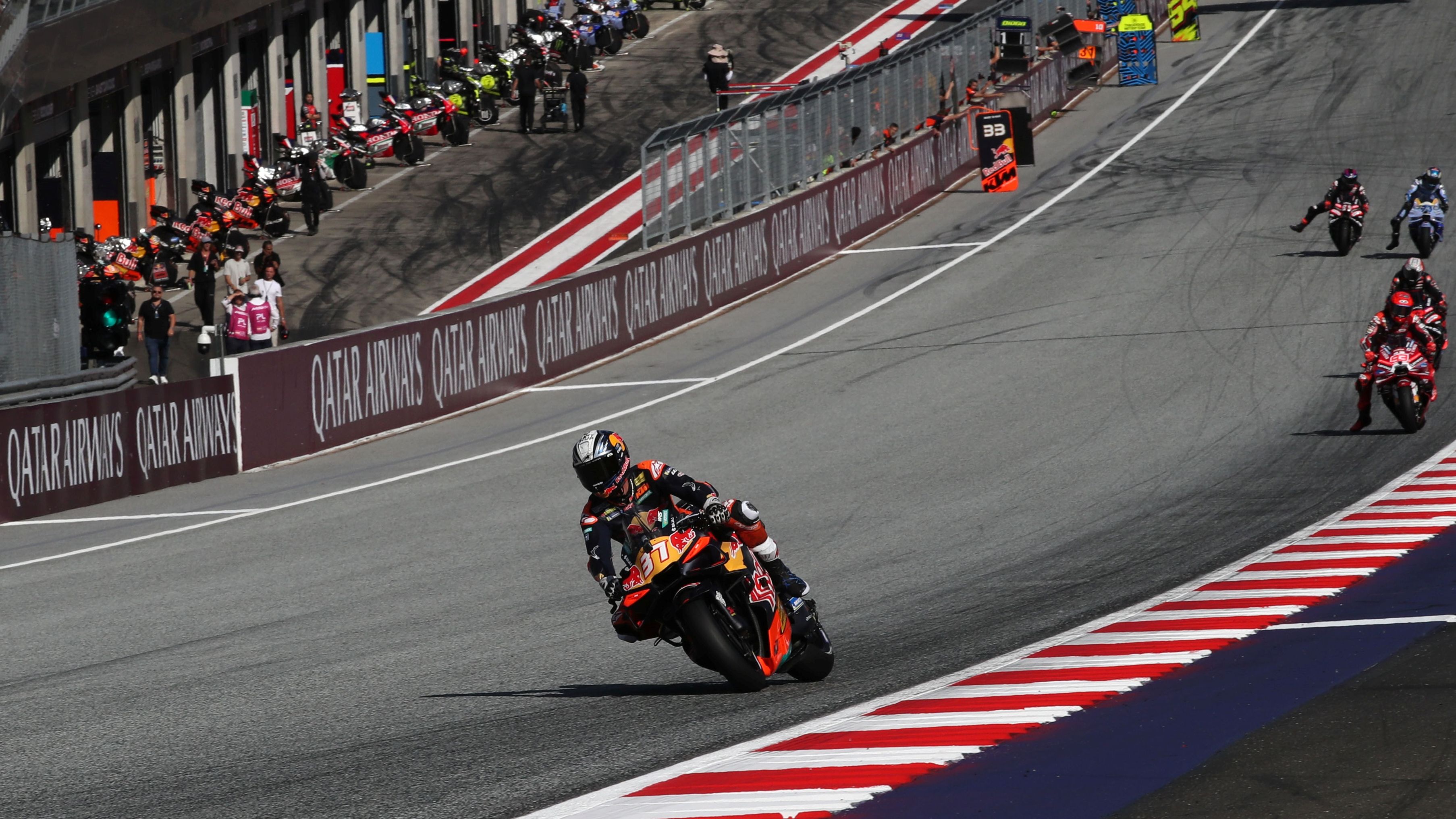 Pedro Acosta ha caído cuando lideraba en el Sprint de Austria