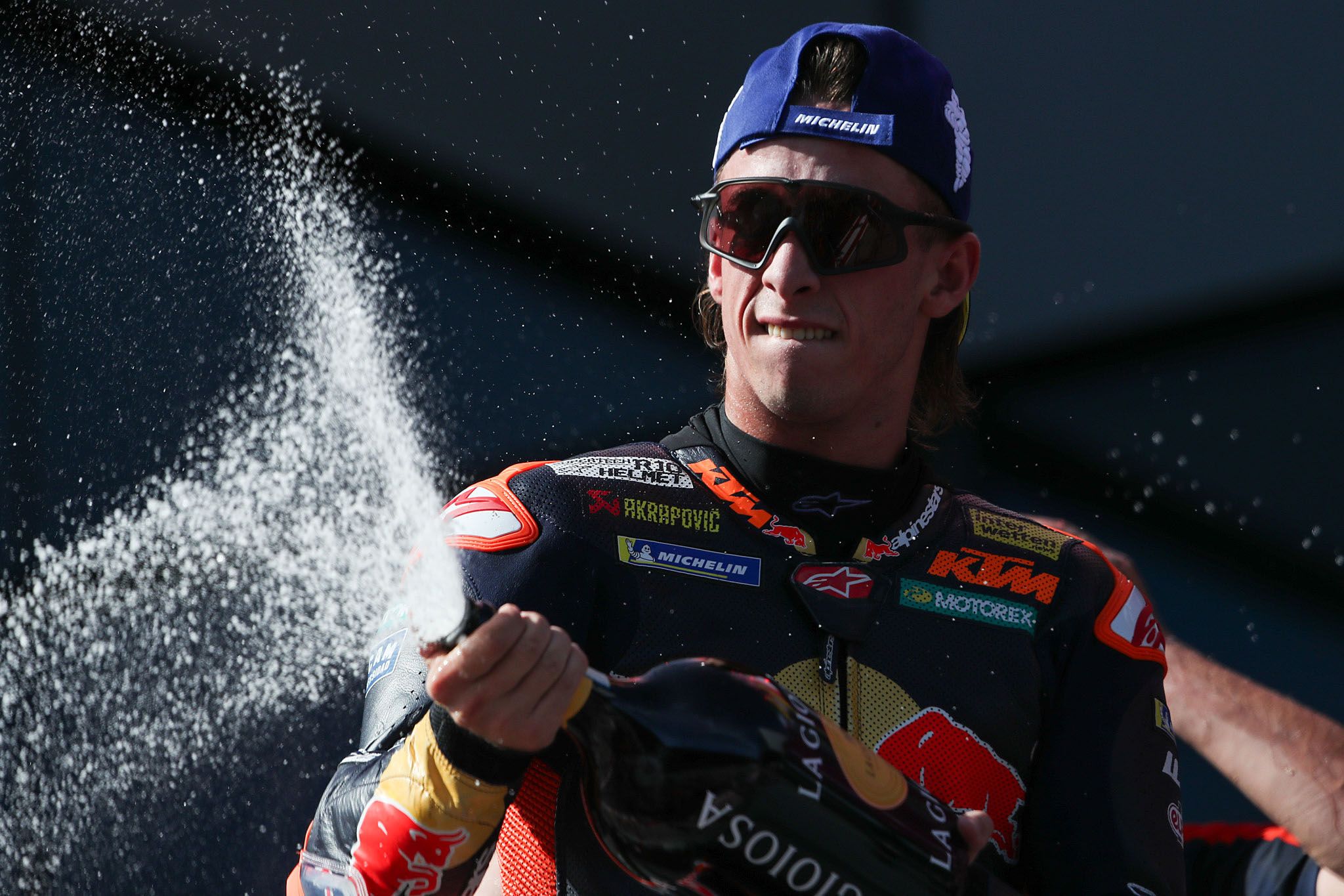 Pedro Acosta celebrando su victoria de MotoGP en Austria
