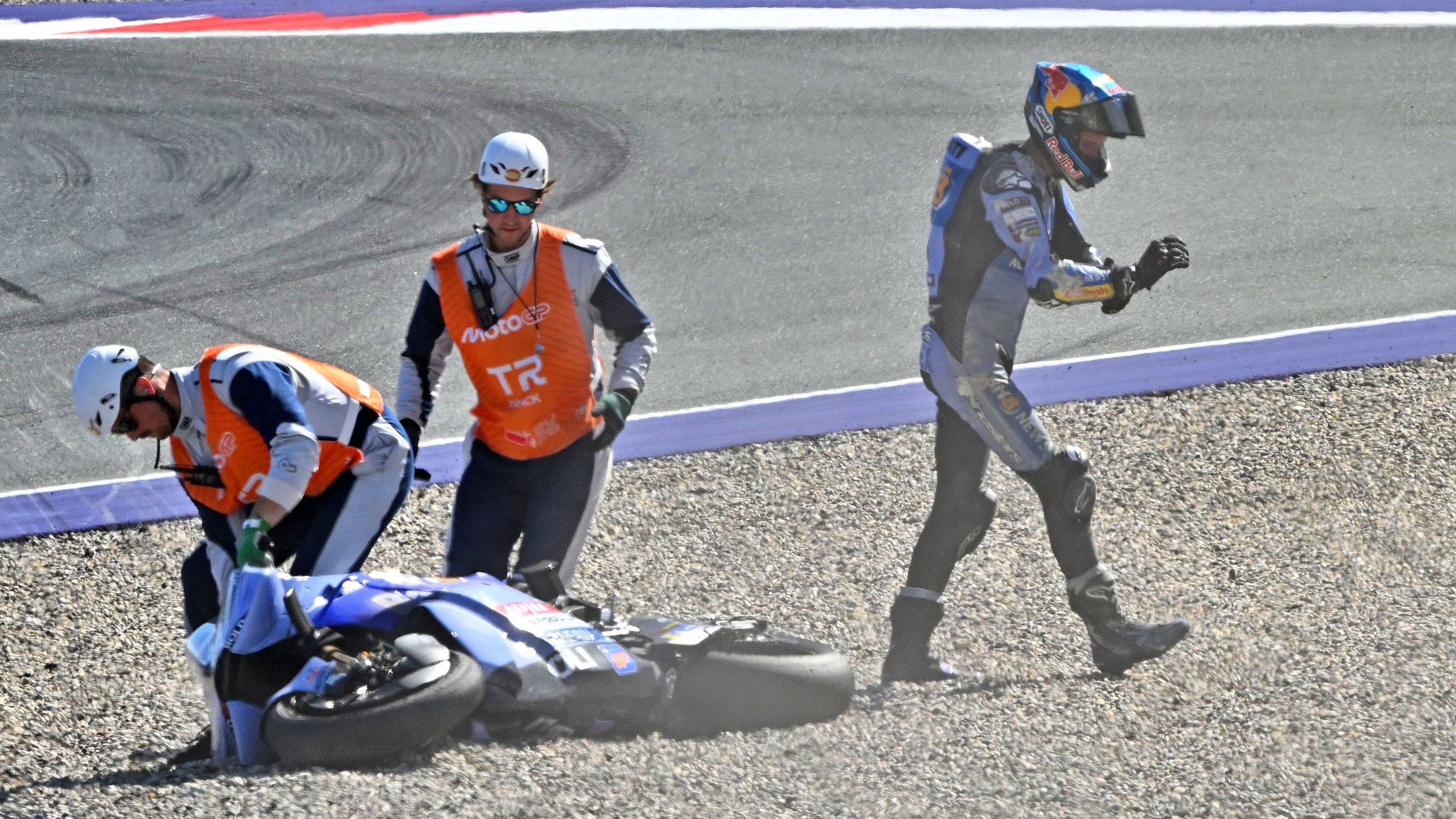 Álex Márquez se fue al suelo en la carrera, MotoGP Austria 2026