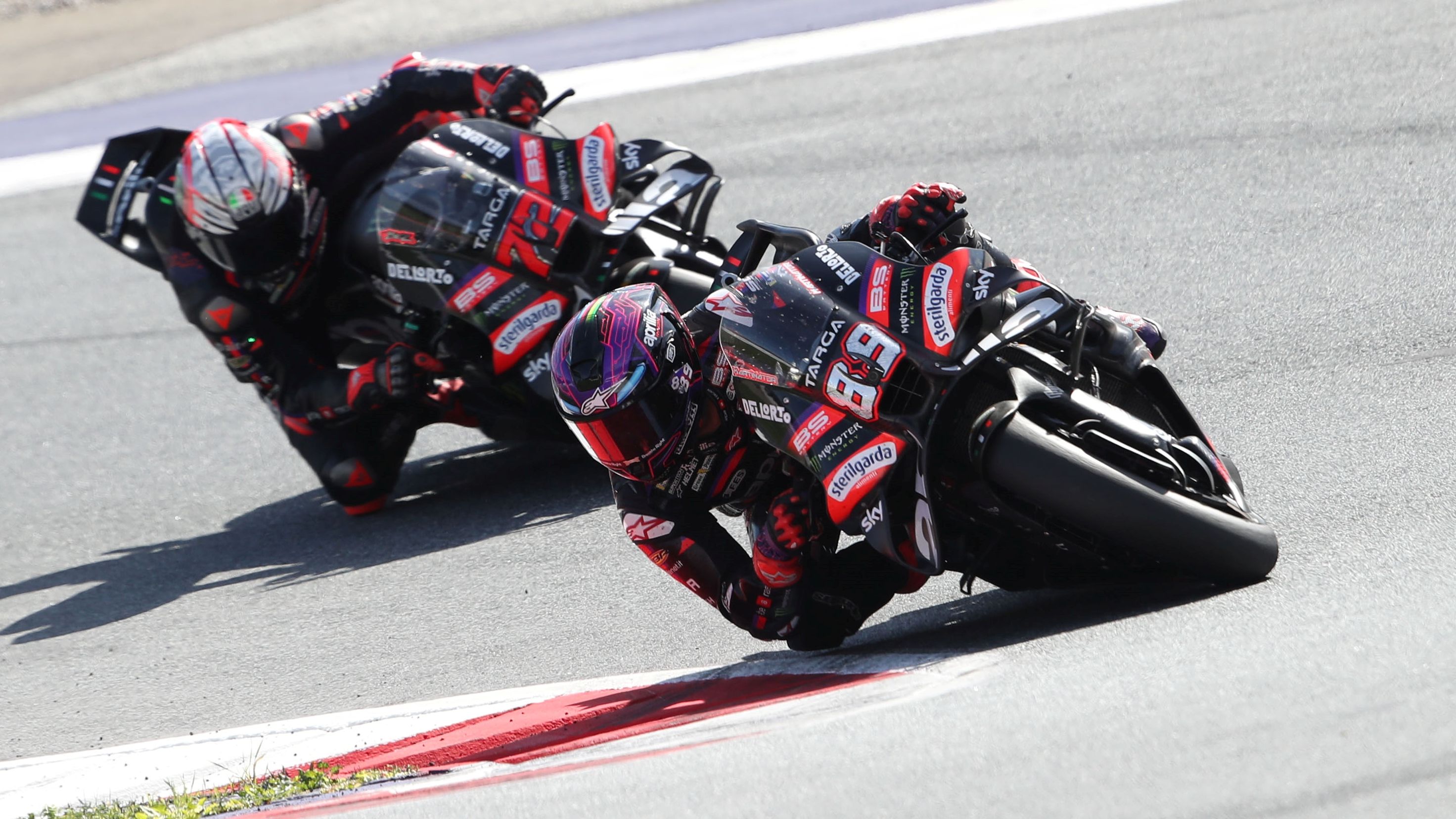 Jorge Martín acechado por Marco Bezzecchi, MotoGP Austria 2026