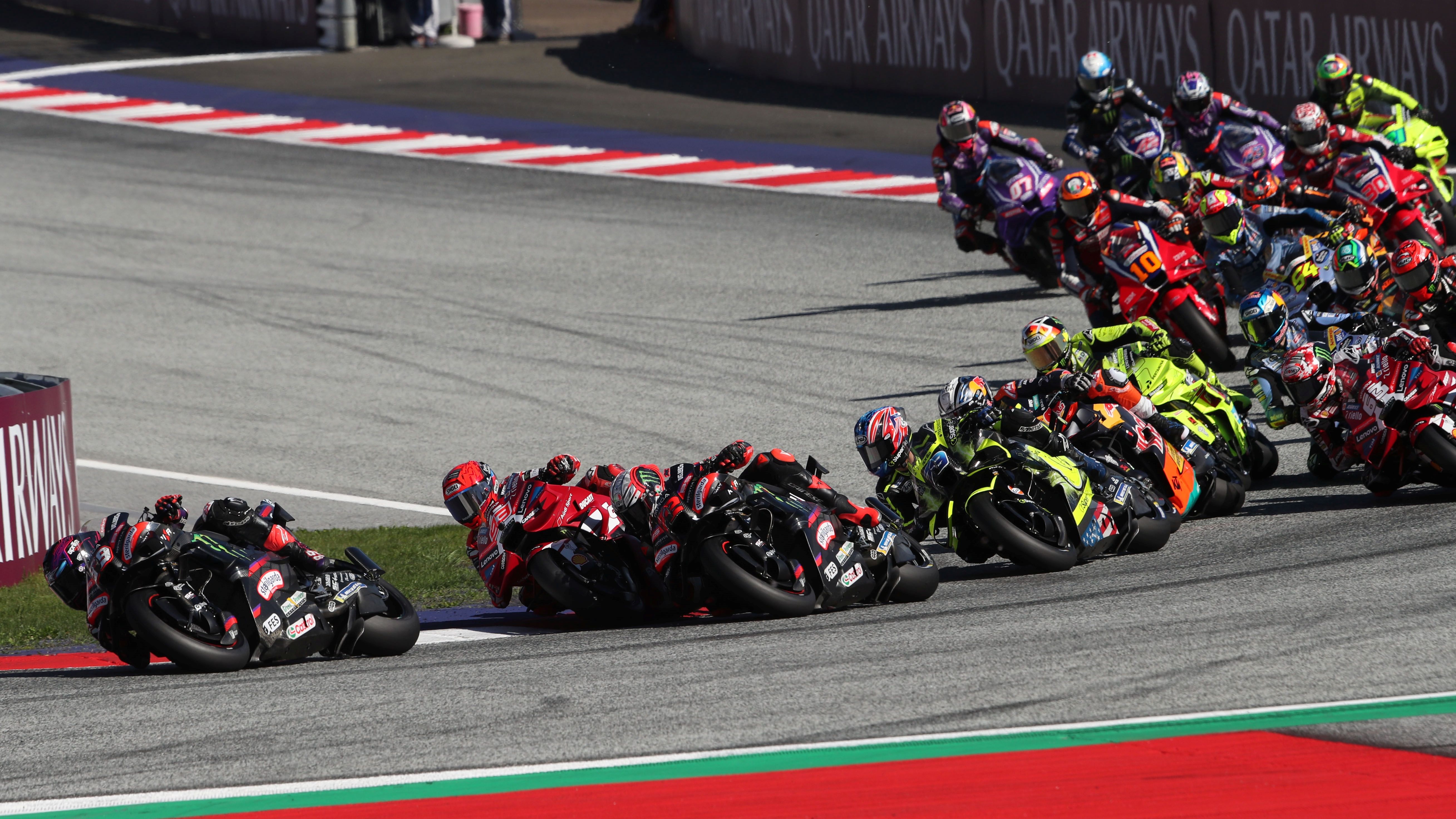 Jorge Martín lidera y Marc Márquez rebasa a Marco Bezzecchi en la salida, MotoGP Austria 2026