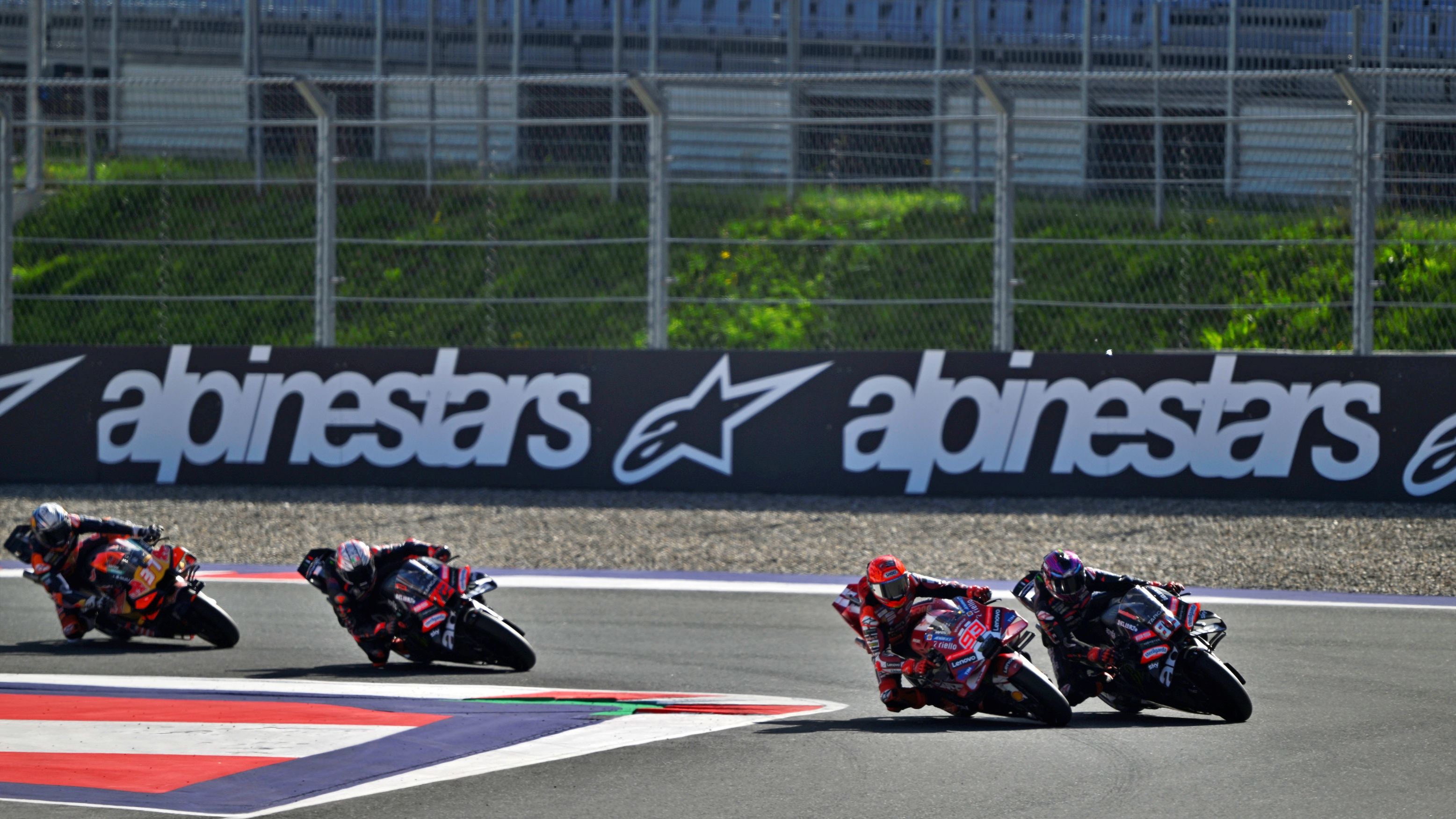 Marc Márquez pasa a Jorge Martín a inicio de carrera, MotoGP Austria 2026