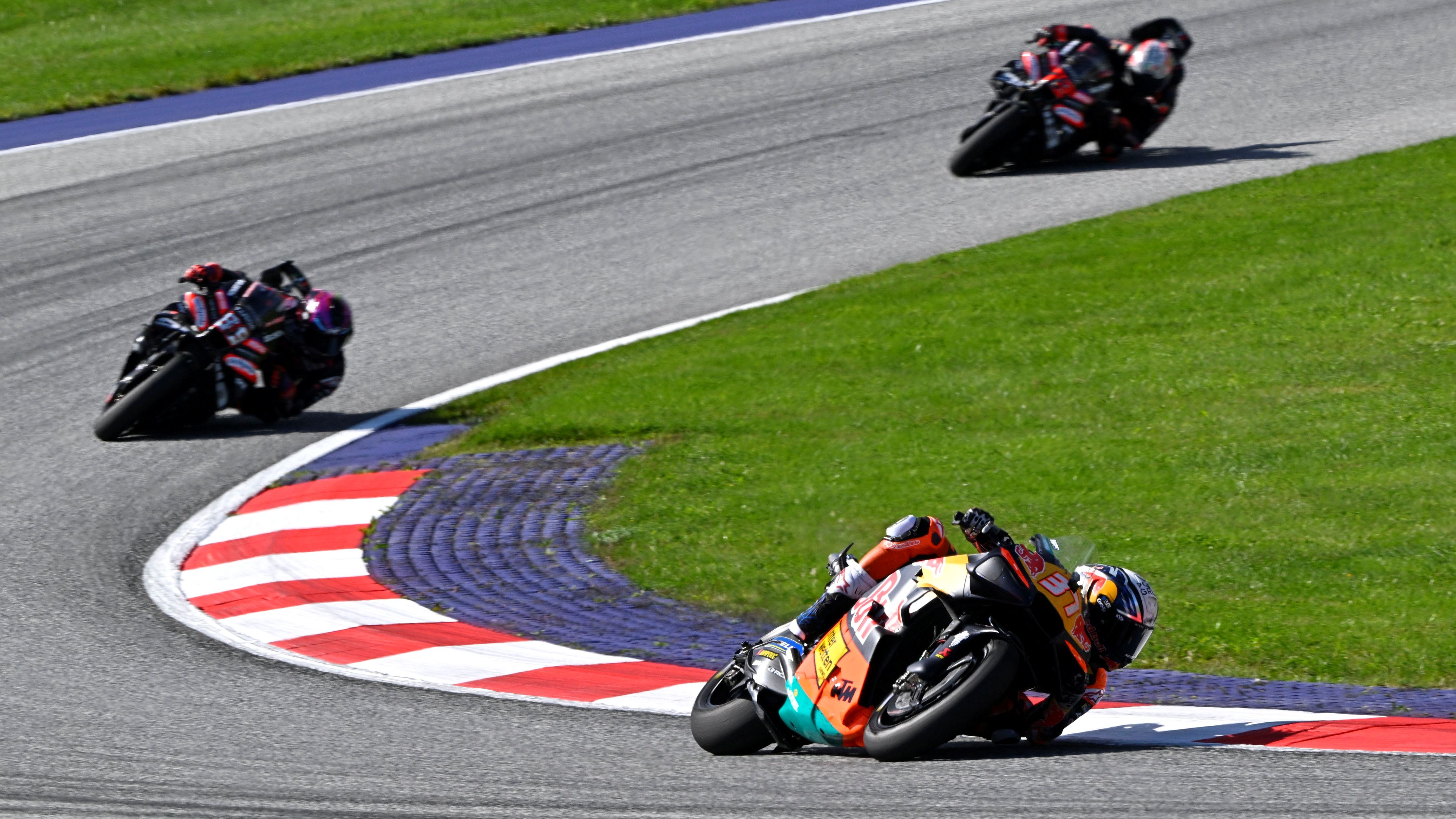 Pedro Acosta perseguido por Jorge Martín y Marco Bezzecchi, MotoGP Austria 2026
