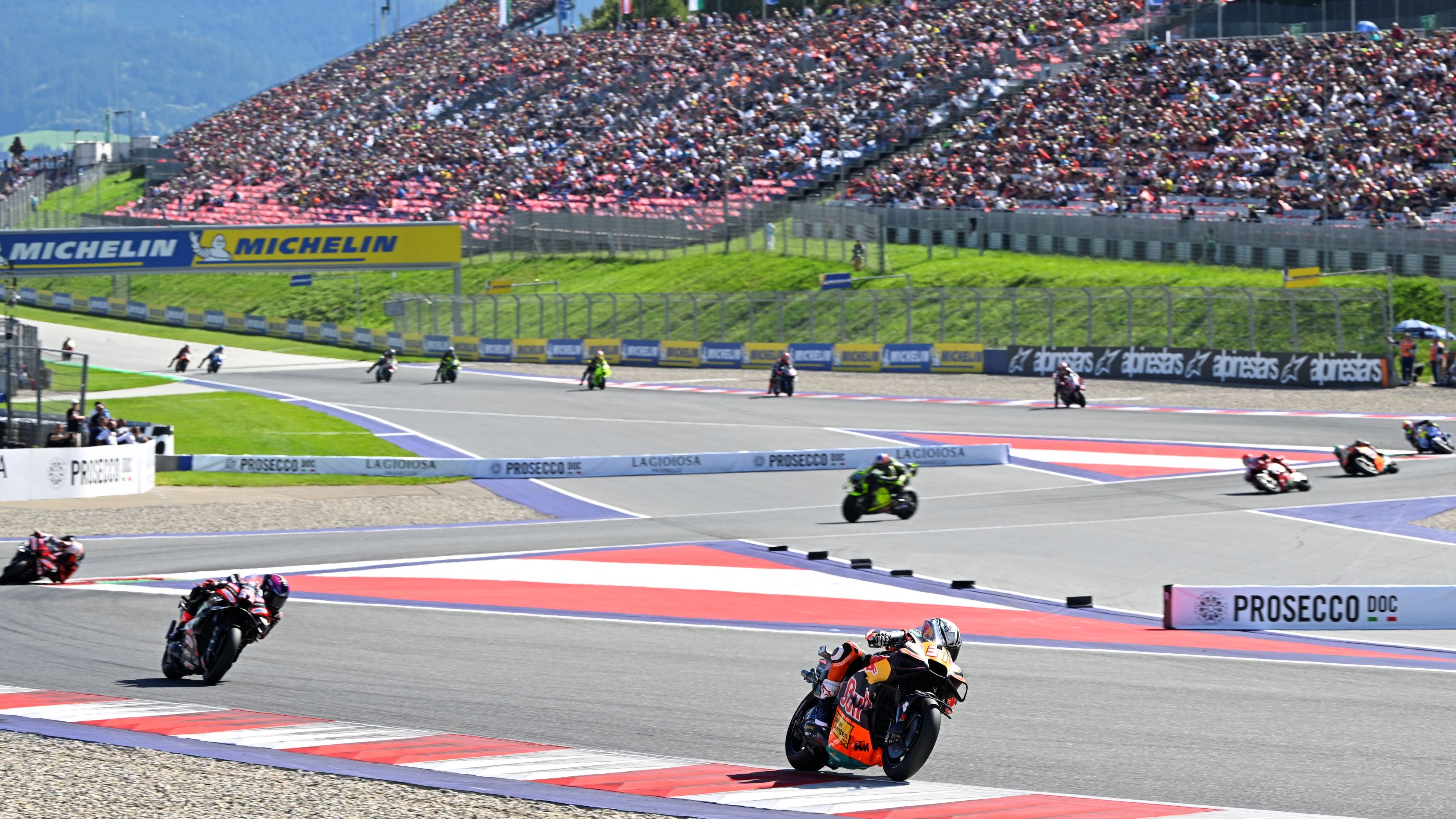 Pedro Acosta se va rumbo a la victoria, MotoGP Austria 2026