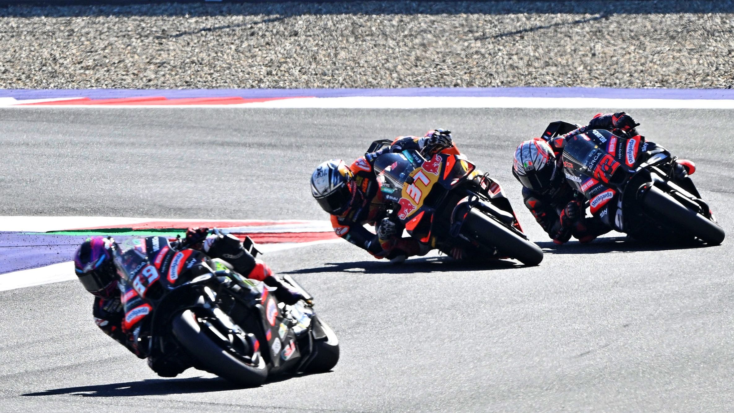 Pedro Acosta supera a Marco Bezzecchi tras Jorge Martín, MotoGP Austria 2026