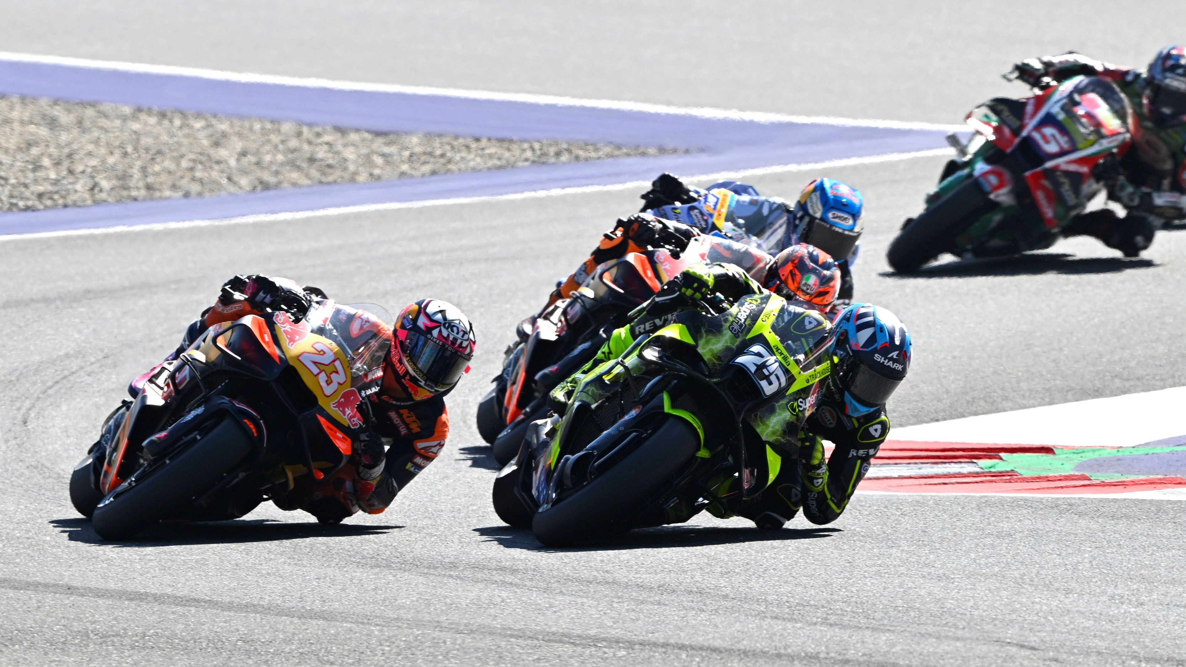 Raúl Fernández adelanta a Enea Bastianini, MotoGP Austria 2026