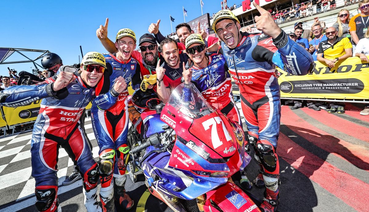 El Wojcik Racing Team 77 celebra el título de la Copa del Mundo de Superstock del EWC 2026