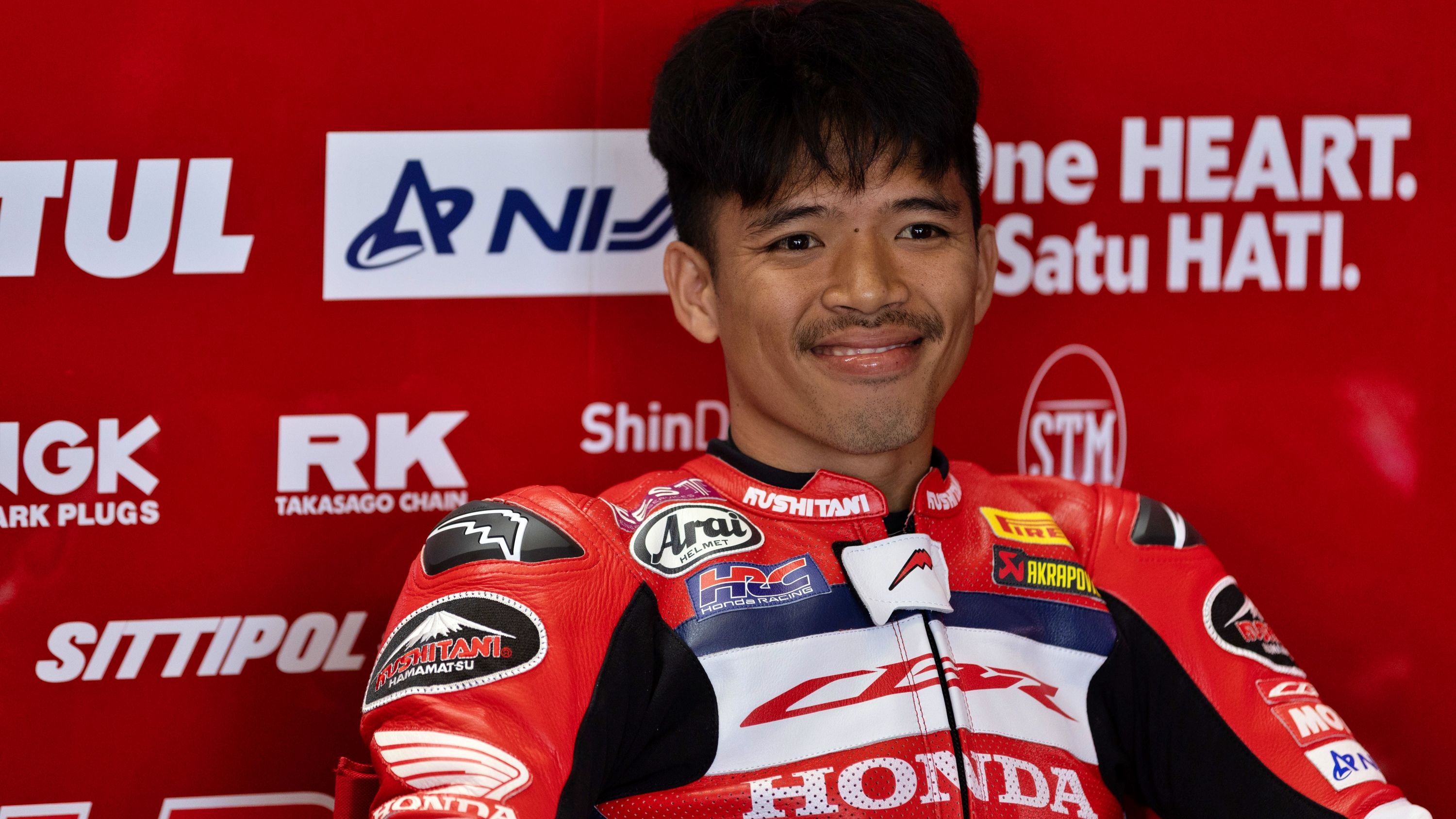 Somkiat Chantra en el box de Honda HRC en el Mundial de Superbike