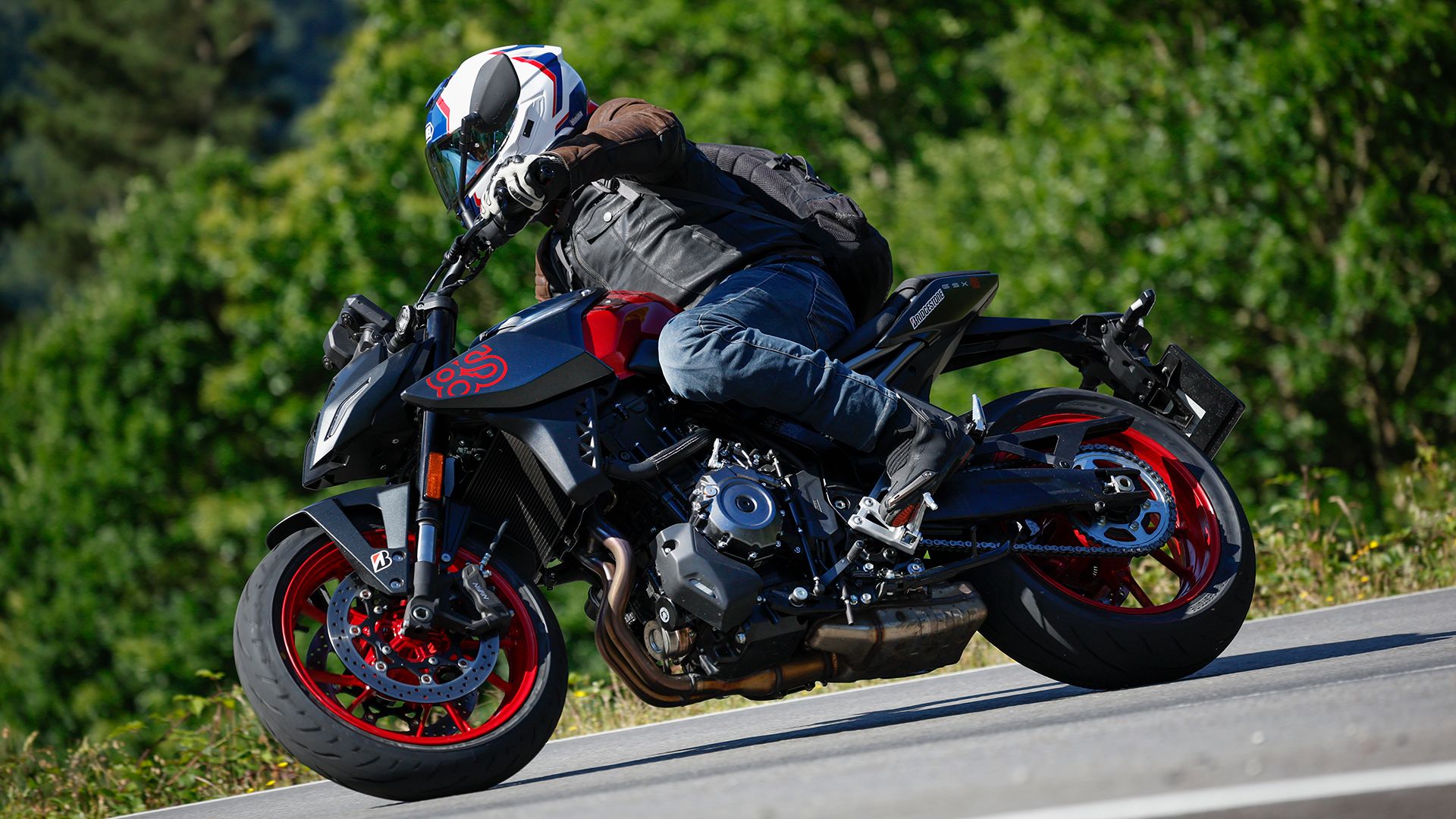 Suzuki GSX-8S en el Master Naked Test