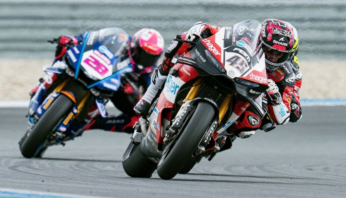 Scott Redding firmó el doblete ganando a Bradley Ray en una carrera interrumpida